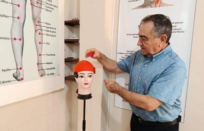 El biomagnetismo es una terapia alternativa que utiliza imanes  para equilibrar el  campo magnético del cuerpo.