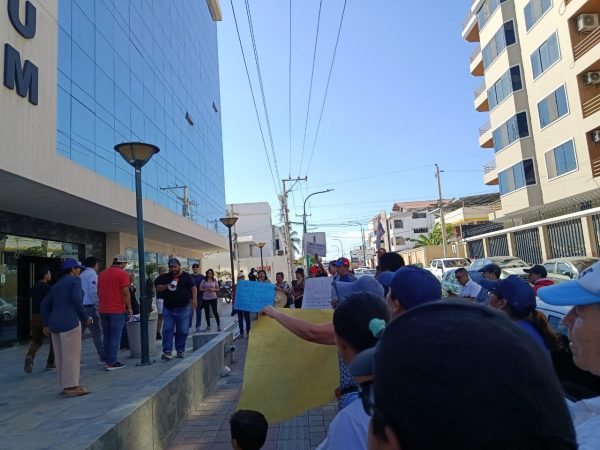Habitantes de Jaramijó protestaron por la falta de agua potable en los bajos de las oficinas de Refinería del Pacífico.