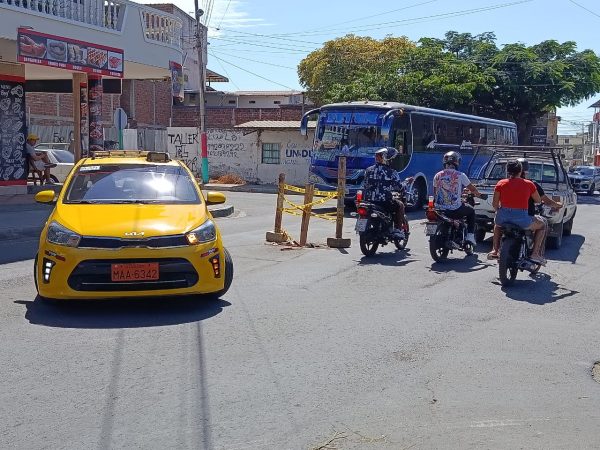 El hundimiento en la calle 12 y avenida 29 de Manta genera preocupación.