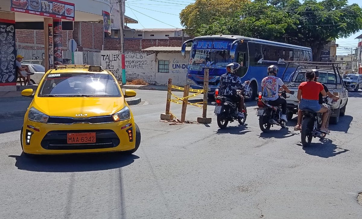 El hundimiento en la calle 12 y avenida 29 de Manta genera preocupación.