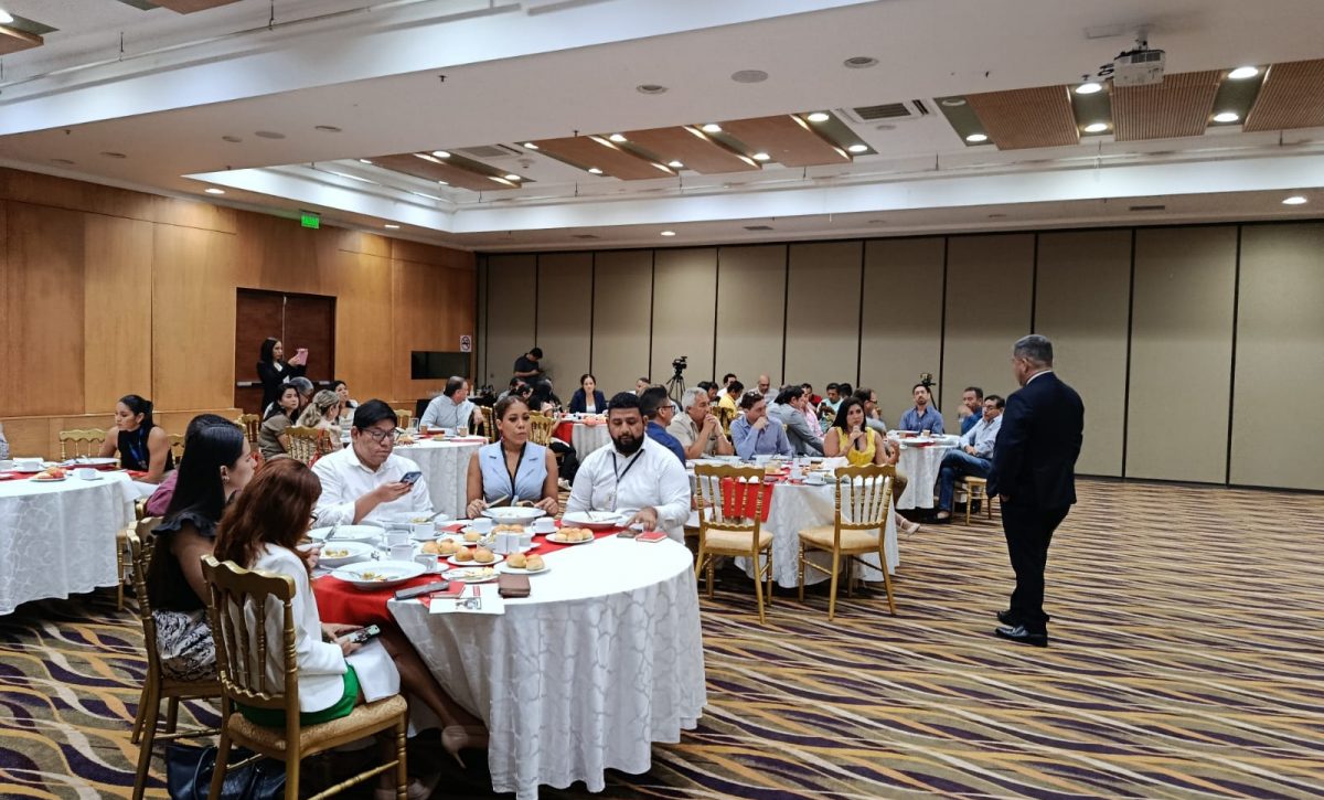 Karla Astudillo, del municipio de Portoviejo, mientras exponía a los presentes lo importante que sería esta relación comercial  con empresas peruanas.