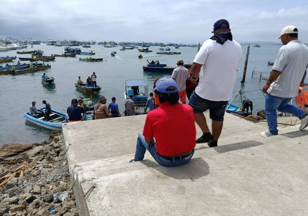 Pescadores y visitantes esperan que se asignen los fondos para que el municipio culmine esta escalinata.