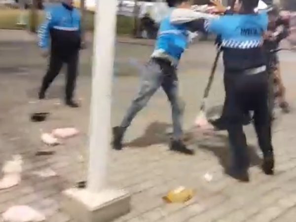 Un altercado entre un vendedor ambulante y agentes de seguridad en el Parque Centenario de Manta se viralizó en redes sociales.