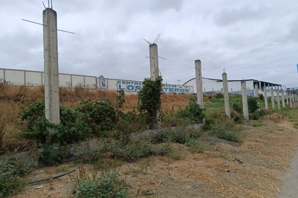 Este es uno de los terrenos que es parte de la subasta del Municipio de Manta. Está ubicado en la vía Puerto Aeropuerto.