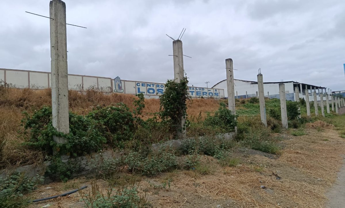 Este es uno de los terrenos que es parte de la subasta del Municipio de Manta. Está ubicado en la vía Puerto Aeropuerto.