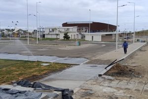 Abrirán nuevo parqueadero en el Parque Centenario Agustín Intriago, mientras el teatro espera detalles finales.