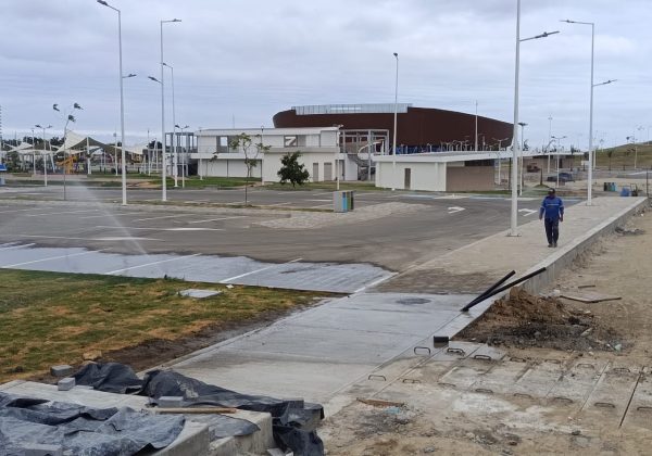 Abrirán nuevo parqueadero en el Parque Centenario Agustín Intriago, mientras el teatro espera detalles finales.