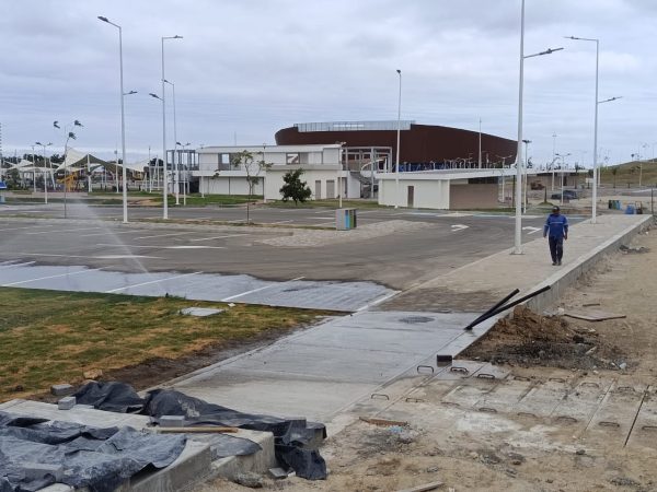 Abrirán nuevo parqueadero en el Parque Centenario Agustín Intriago, mientras el teatro espera detalles finales.