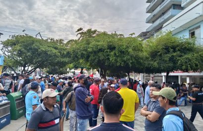 Obreros del Municipio de Manta reclamaron el pago de sus sueldos de abril y mayo en los bajos de la institución.