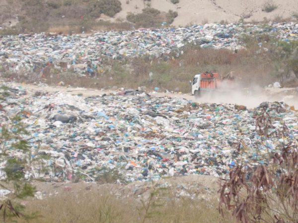 Basura acumulada en el vertedero municipal preocupa a Nuevo Manta, porque no está siendo enterrada, denuncian los moradores.