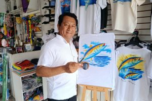 "Mi aporte es promocionar Manta; cada camiseta es como una publicidad que viaja por el mundo”, afirma Aleksey López.