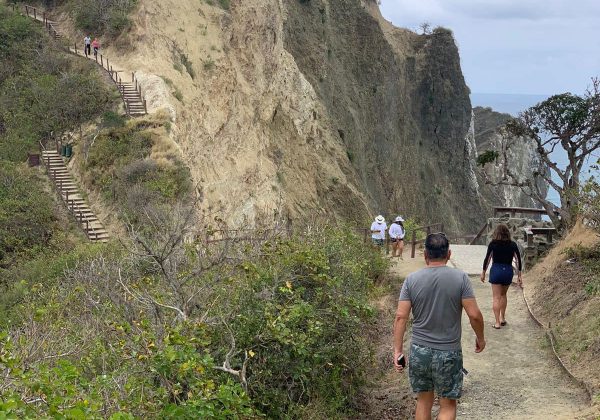 Gracias a un convenio tripartito se rehabilitará el sendero al Faro de San Lorenzo.