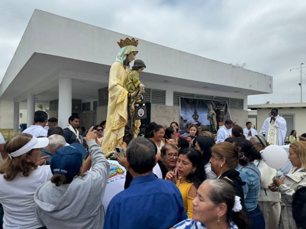 La Virgen del Carmen sale por primera vez desde Montecristi y llega en procesión a Manta.
