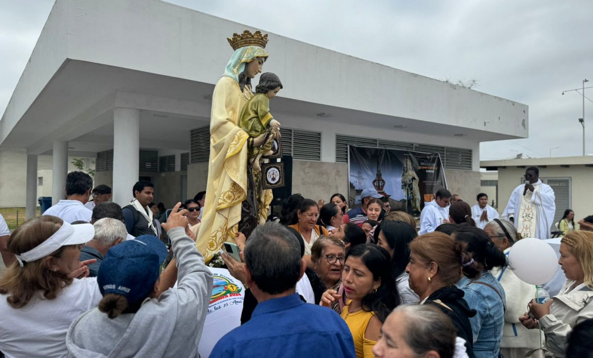 La Virgen del Carmen sale por primera vez desde Montecristi y llega en procesión a Manta.