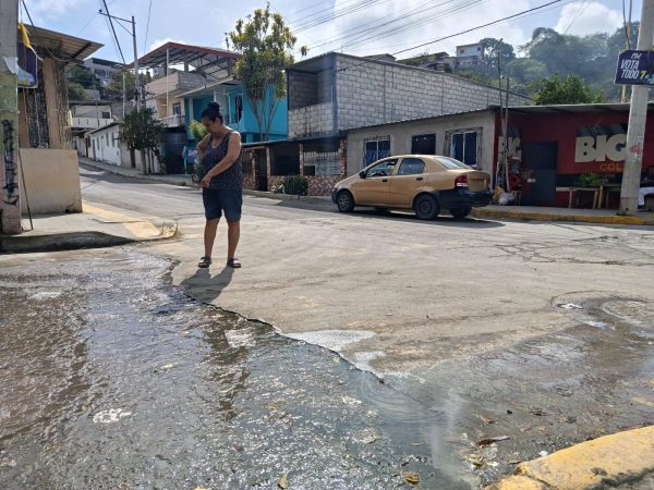 Desde hace dos meses, una fuga de agua potable afecta a los moradores en el barrio Abdón Calderón.
