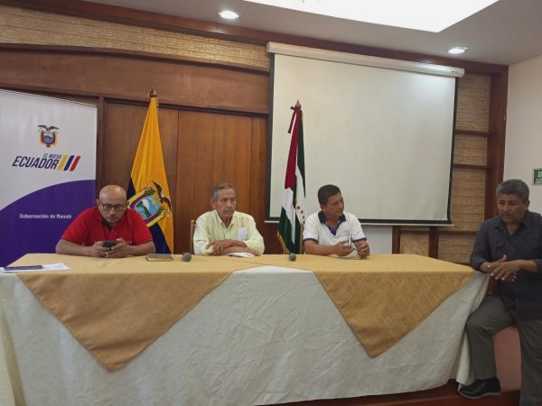Miembros del sindicato se reunieron este jueves 5 de junio con la Gobernadora Aurora Valle buscando un acercamiento al ministerio de Finanzas para el pago de los sueldos.
