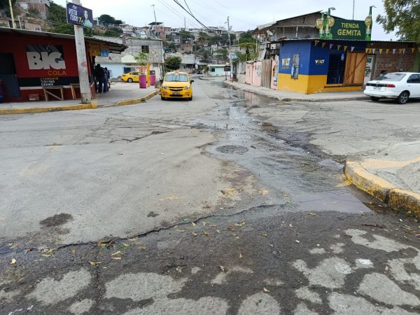 En la esquina de la calle 5 y avenida 38 se origina la fuga de agua, que se mantiene desde hace tres meses.