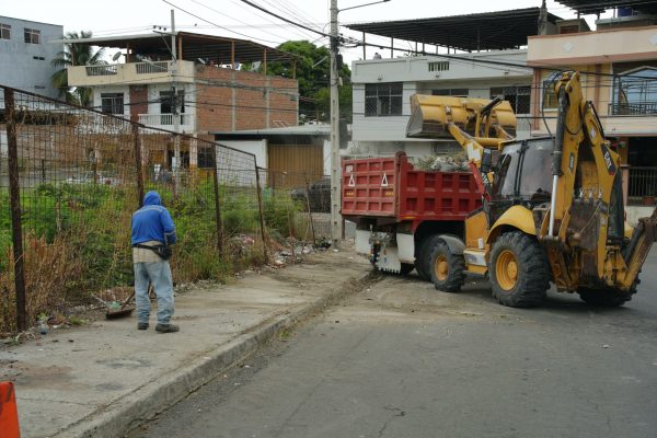 Una cuadrilla de Higiene realizó la limpieza de un punto de acumulación de basura en la parroquia Los Esteros.