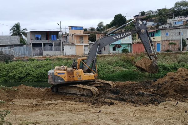 Limpieza del río Manta avanza con maquinaria en el barrio 5 de Junio.