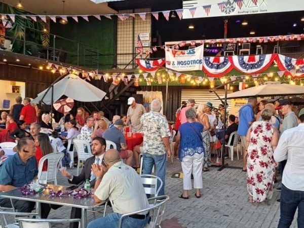 Cada año, la Fundación Submarino Amarillo en Manta celebra el 4 de Julio y el Día de Canadá con un evento de diversión y solidario para recaudar fondos.