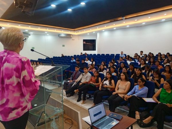 Alumnos del último año de Enfermería durante el sorteo para las plazas del internado.