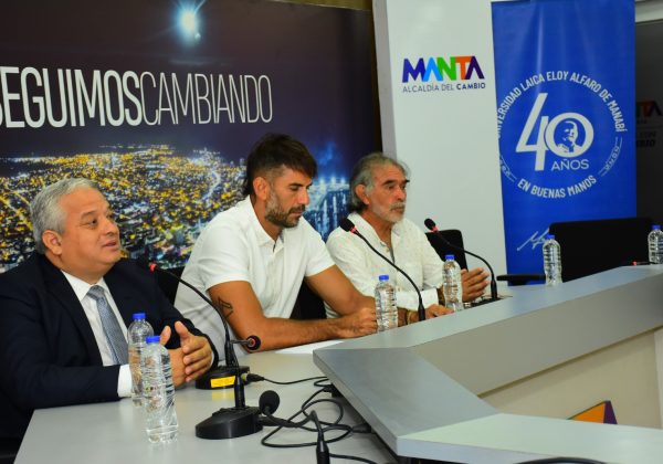 Autoridades durante la rueda de prensa en el Salón de la Ciudad, dando detalles de la feria internacional de turismo.