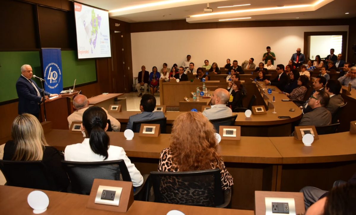 En su intervención, el rector de la Uleam, Marcos Zambrano expuso los logros más relevantes de su administración.