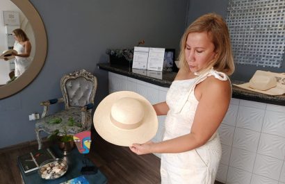 Un grupo de mujeres vinculadas al sector turístico, busca que el sombrero de paja toquilla transforme los viernes en Manta.