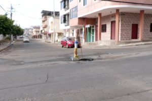Con cañas y cintas los vecinos del lugar advierten del peligro en esta alcantarilla deteriorada.