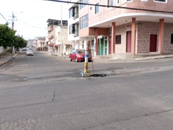 Con cañas y cintas los vecinos del lugar advierten del peligro en esta alcantarilla deteriorada.