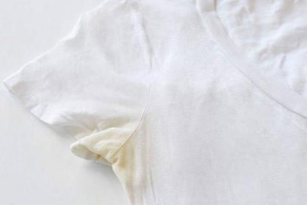 El truco que necesitas conocer para dejar tu ropa blanca libre de manchas