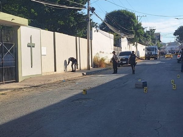 Un aparente tiroteo entre dos vehículos dejó cinco personas heridas frente al cementerio de Marbella, en Manta.