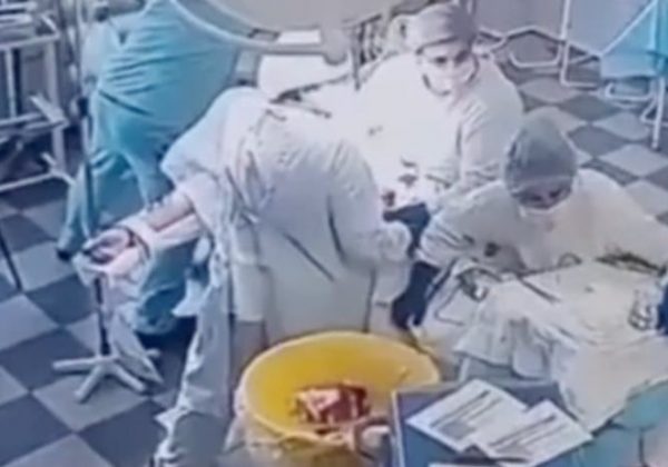 Equipo médico mantiene la calma y protege a paciente durante fuerte terremoto en Rusia