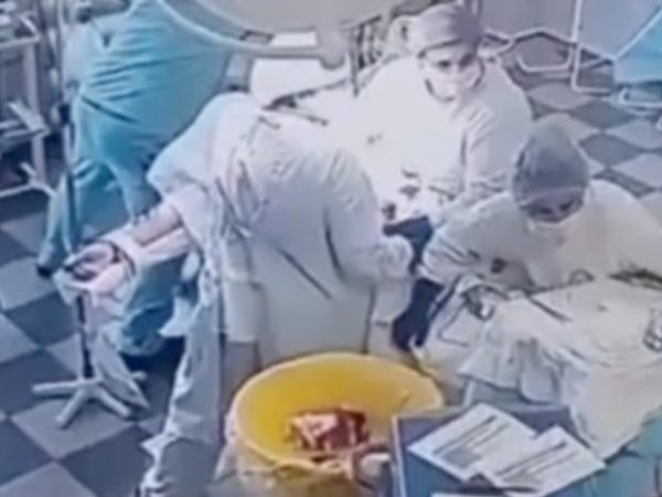Equipo médico mantiene la calma y protege a paciente durante fuerte terremoto en Rusia