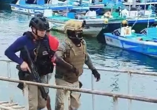 Un tiroteo entre embarcaciones en altamar, frente a las costas de Manta, dejó al menos un herido. (captura)