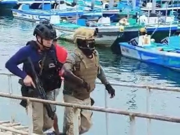 Un tiroteo entre embarcaciones en altamar, frente a las costas de Manta, dejó al menos un herido. (captura)