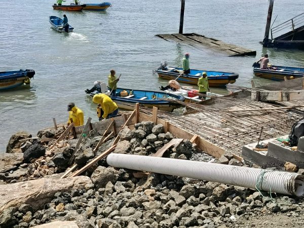 La obra en el muelle de chaluperos mide 17 metros de largo por cuatro metros de ancho y ya presenta el 70% de avance.
