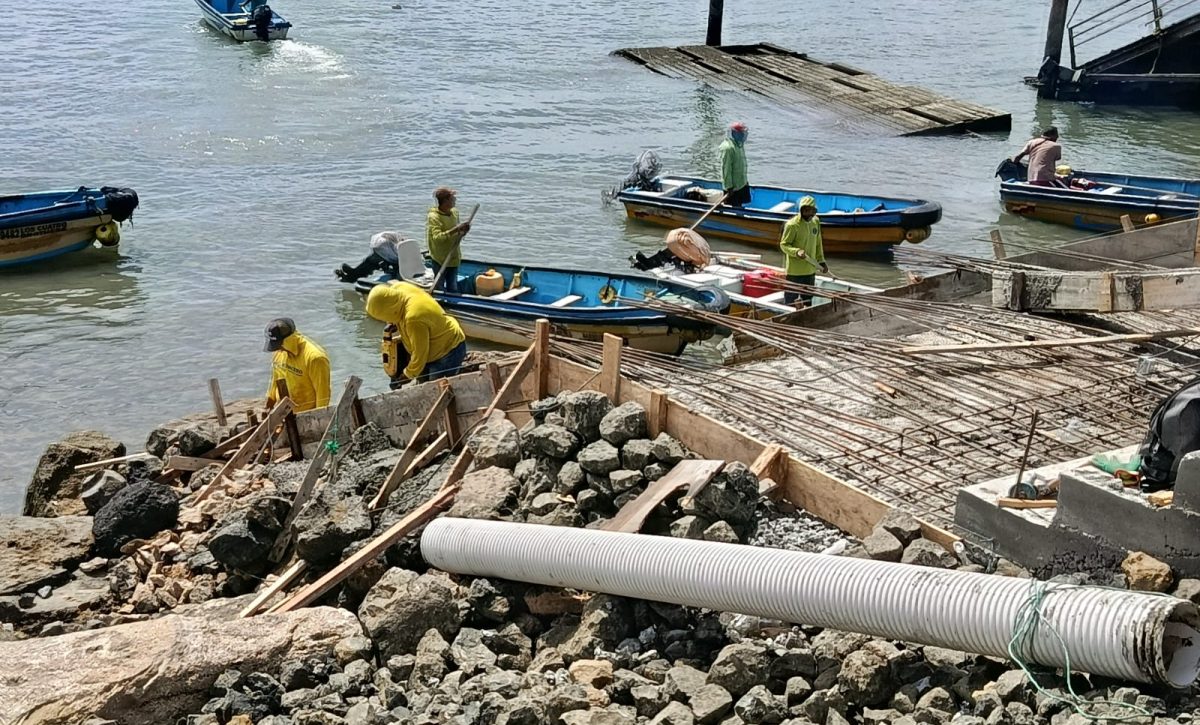 La obra en el muelle de chaluperos mide 17 metros de largo por cuatro metros de ancho y ya presenta el 70% de avance.