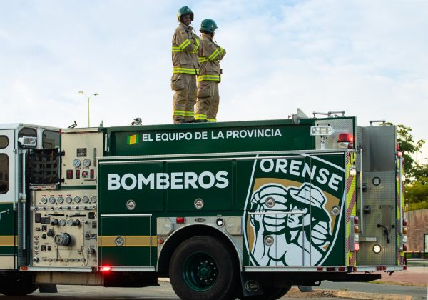 Orense entrega motobomba al Cuerpo de Bomberos y se alista para la LigaPro. FOTO: @Orense_SC.