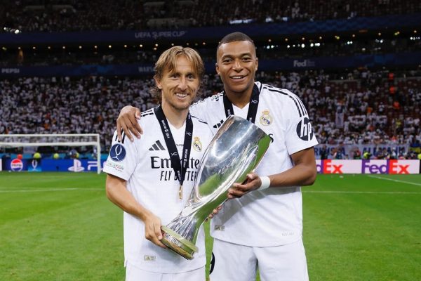 Kylian Mbappé (der) tendrá la camiseta 10, que fue Luka Modric, quien partió hacia el AC MIlan. FOTO: k.mbappe.