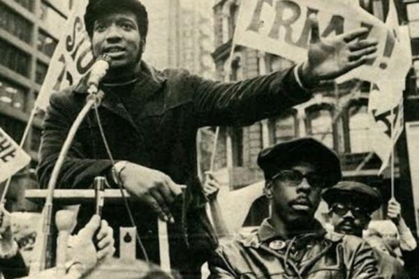 Fred Hampton, líder del Partido Pantera Negra, fue asesinado por el FBI en Chicago mientras dormía. Se encontraron cerca de 100 casquillos de bala en el lugar.