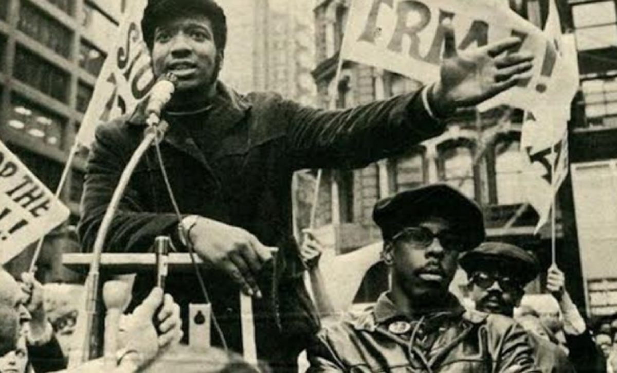 Fred Hampton, líder del Partido Pantera Negra, fue asesinado por el FBI en Chicago mientras dormía. Se encontraron cerca de 100 casquillos de bala en el lugar.