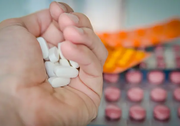 ¿Usas ibuprofeno y paracetamol? Podrían estar debilitando los antibióticos, según la ciencia