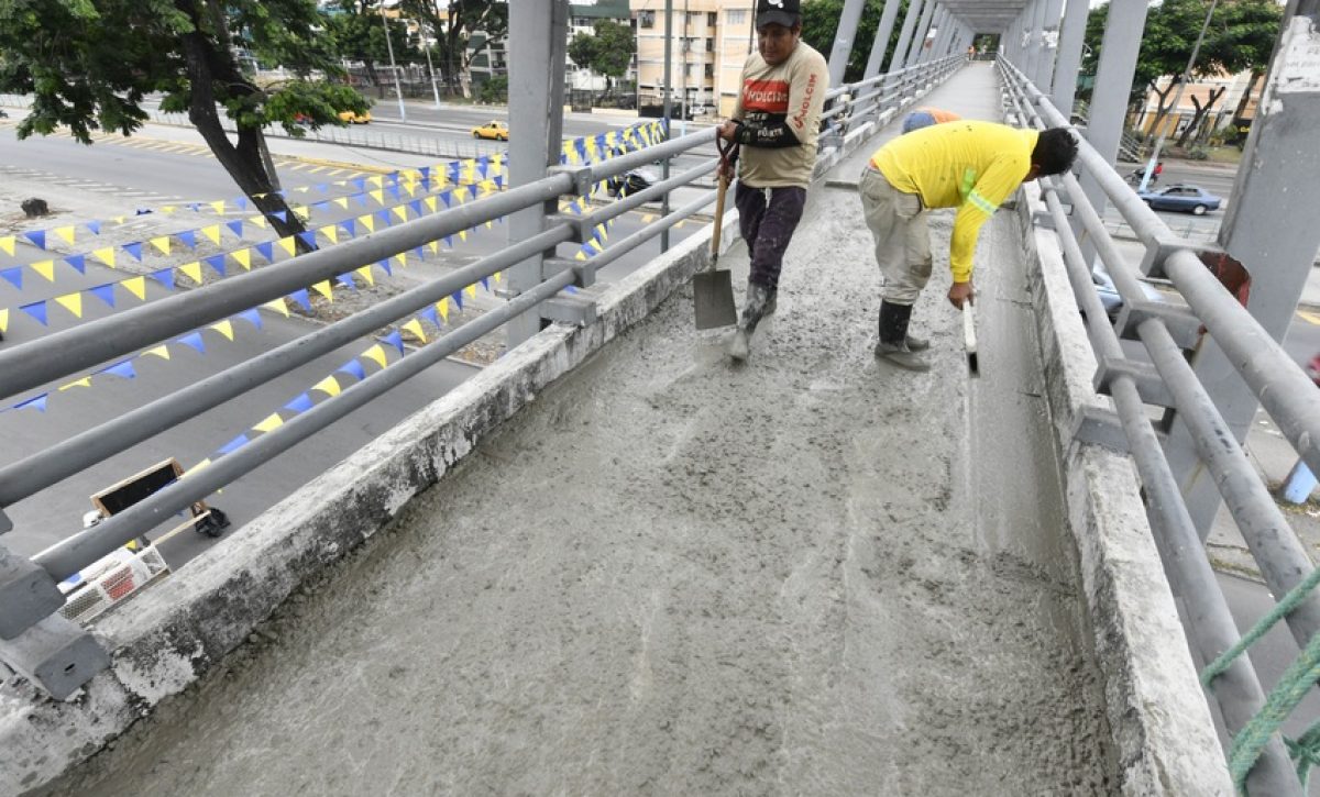 El Cabildo de Guayaquil ejecuta obras en pasos peatonales con alta afluencia.