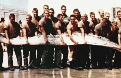 Miembros de la Armada de los Estados Unidos muestran un pez remo gigante de 7 metros descubierto por su instructor en la Bahía de San Diego en 1996.