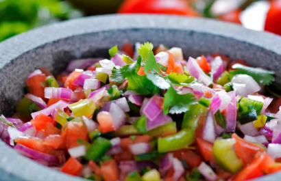 ¡Solo necesitas 5 ingredientes! Aprende a preparar el verdadero pico de gallo mexicano