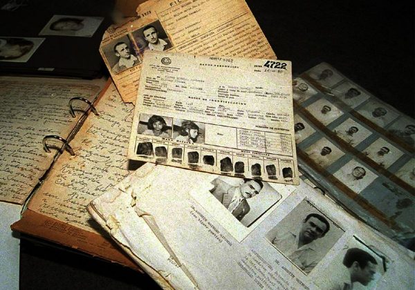 En los años setenta, las dictaduras sudamericanas, mediante la Operación Cóndor, coordinaron una represión transnacional contra opositores, justificándola como lucha contra la subversión y el comunismo.