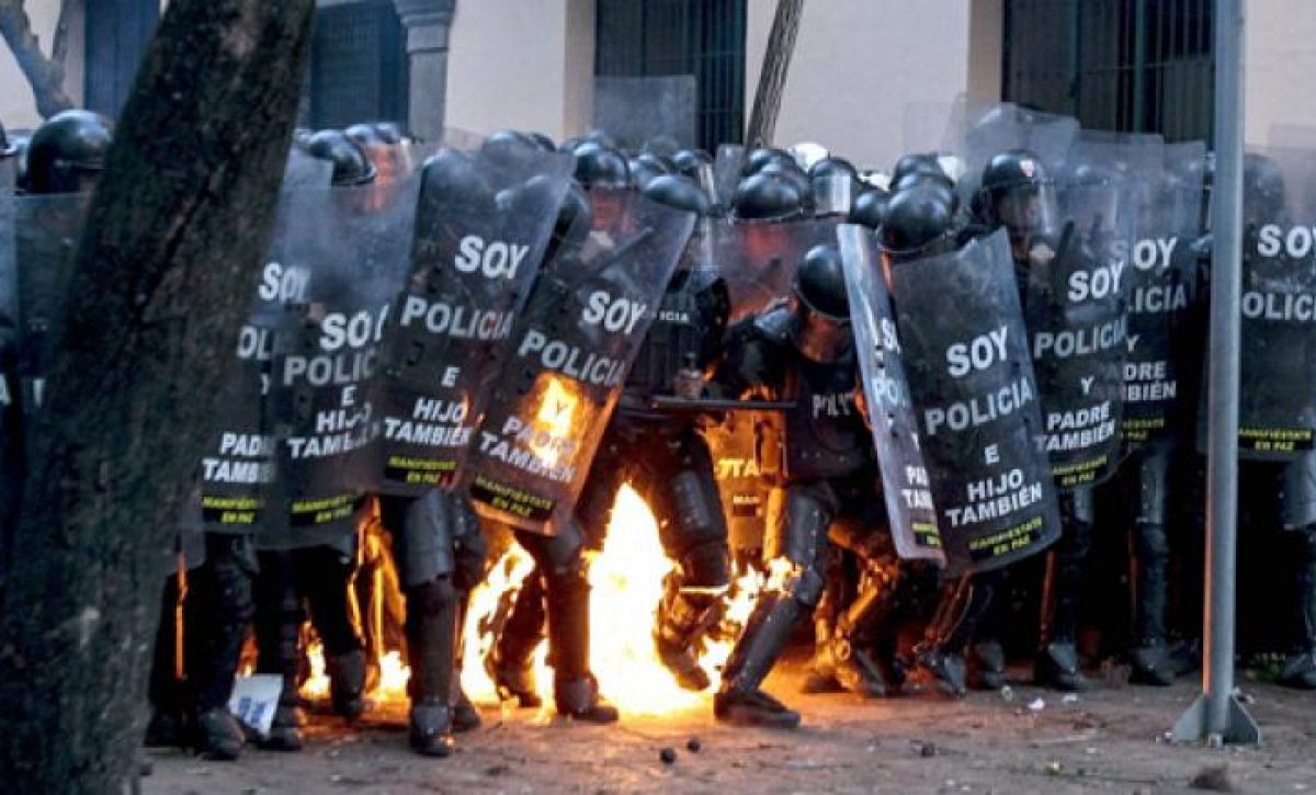 Los policías detuvieron a un hombre que era requerido por la justicia.