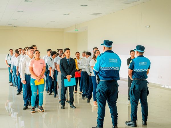 Más de 2.400 postulantes avanzan por 700 plazas en Guayaquil.