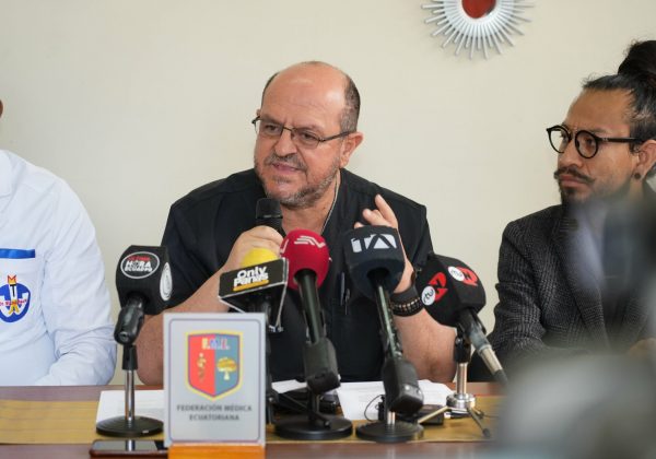 presidente federación médica ecuatoriana santiago carrasco despido médicos personal salud entrevista